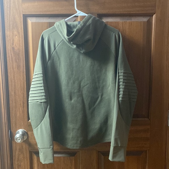 Puma, XL, zippered pockets, thumb holes in cuff, hood, excellent condition - Picture 3 of 3